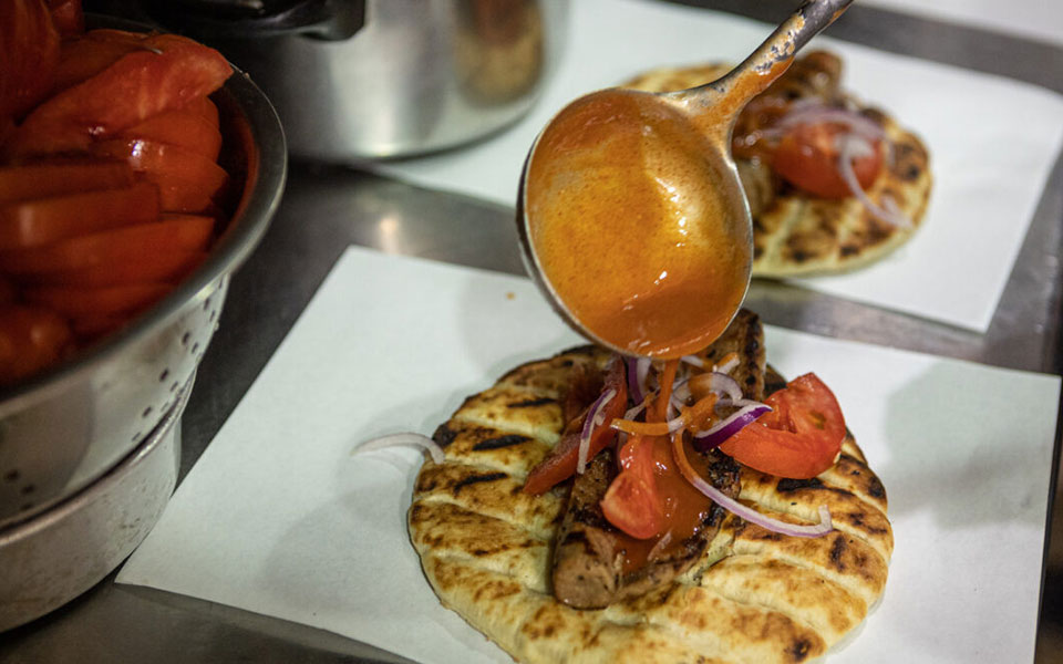 για-σουβλάκι-στον-καυτερό-με-την-εθιστ-562113376