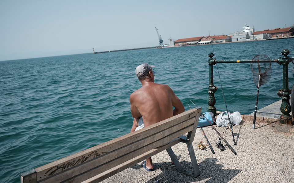 καιρός-υψηλές-θερμοκρασίες-πάνω-από-35-36-562072555