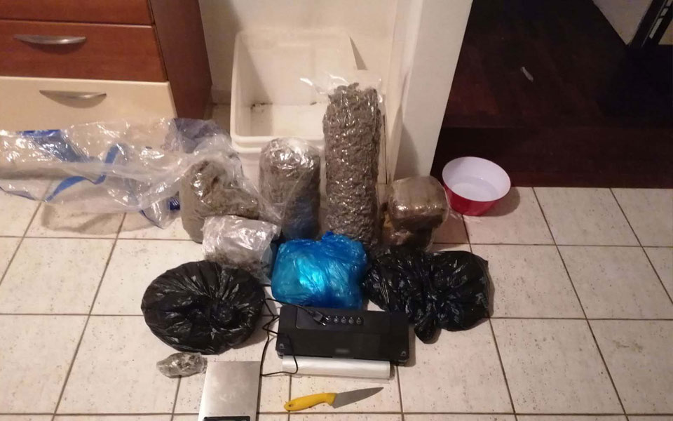 θεσσαλονίκη-χειροπέδες-σε-δύο-άτομα-γ-562075408