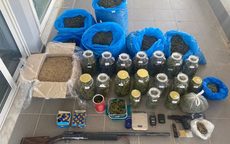 κόρινθος-χειροπέδες-σε-πατέρα-και-γιο-562080868