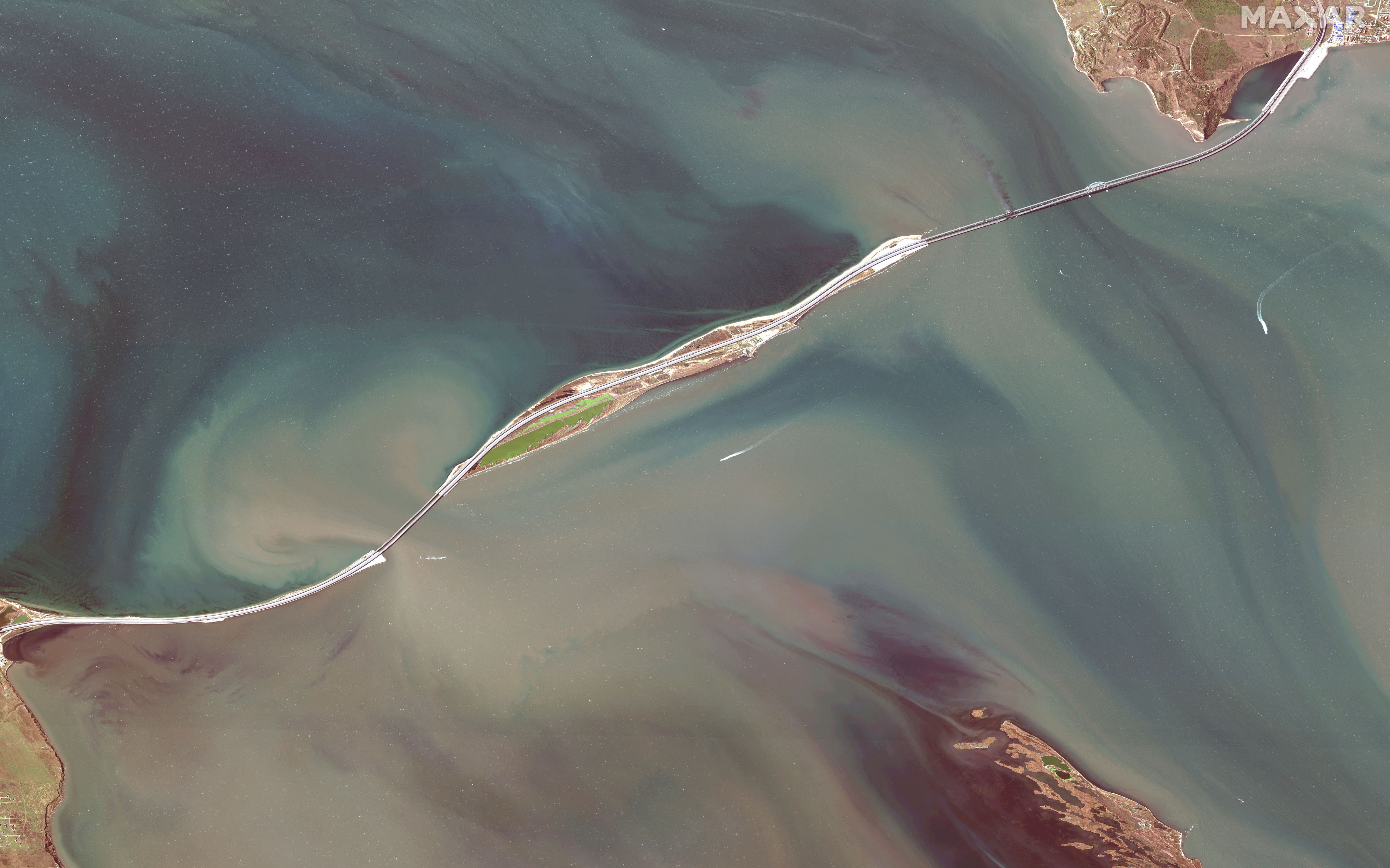 Δύτες θα αξιολογήσουν την καταστροφή στη γέφυρα των Στενών του Κερτς-1