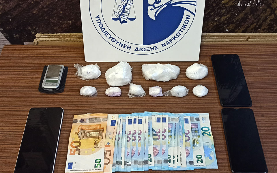 αθήνα-χειροπέδες-σε-δύο-άτομα-για-διακ-562077319