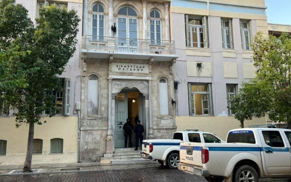 επίθεση-με-καυστικό-υγρό-στην-κρήτη-πρ-562109584