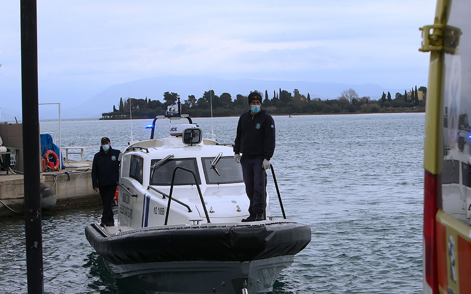 σήμα-κινδύνου-από-ιστιοφόρο-ανοιχτά-τ-562091947