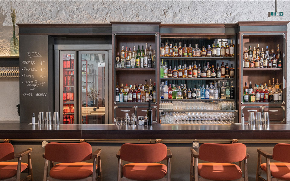 τέσσερα-αθηναϊκά-μπαρ-στα-καλύτερα-το-562077511