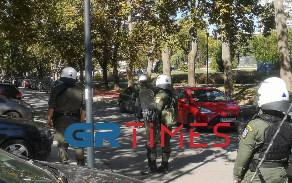 ένταση-στο-απθ-έριξαν-πέτρες-και-φωτοβ-562099138