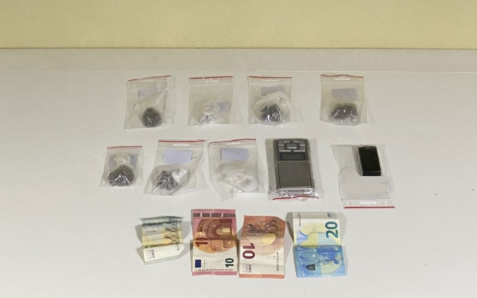 βέροια-χειροπέδες-σε-δύο-γυναίκες-για-562097128