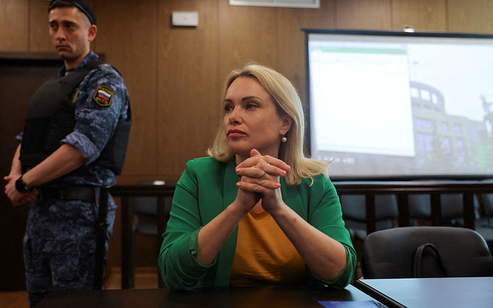 ρωσία-η-οφσιάνικοβα-εγκατέλειψε-τη-χώ-562095781