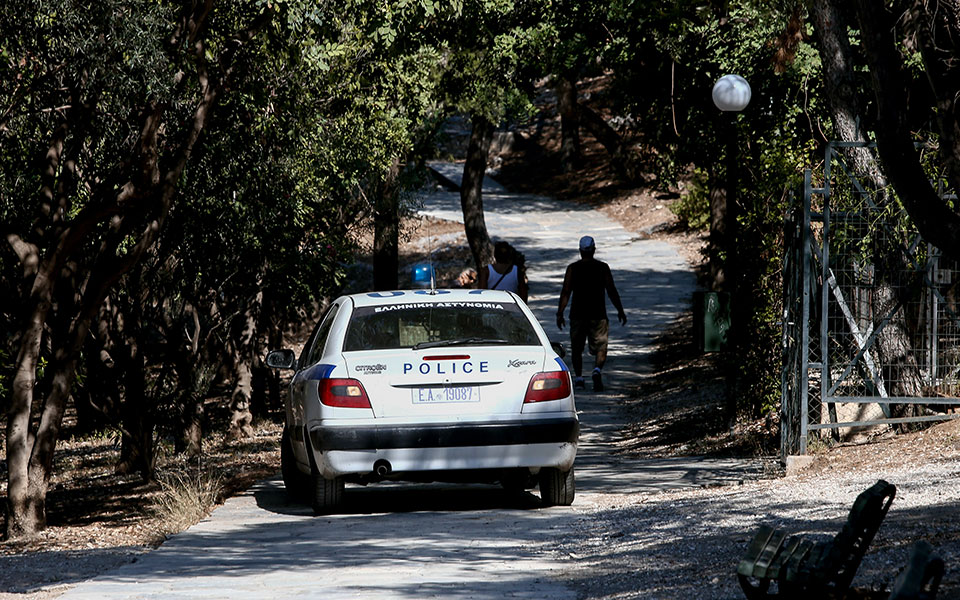 χειροπέδες-σε-ένα-ακόμη-μέλος-των-συμμ-562086625