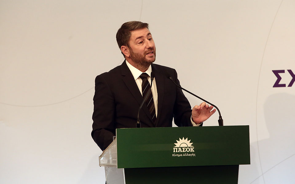 πασοκ-ο-υπουργός-υγείας-ζει-σε-εικονικ-562116073