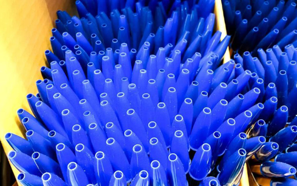 γιατί-τα-καπάκια-των-στυλό-έχουν-τρύπε-562073371