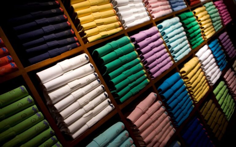 πώς-όλος-ο-κόσμος-γέμισε-μπλουζάκια-με-562094128