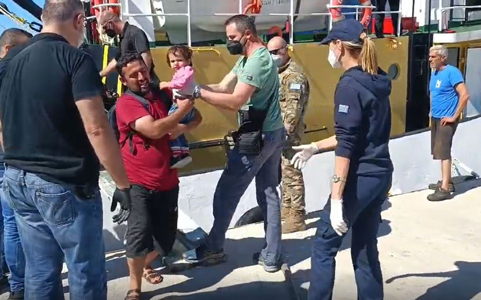 σώοι-οι-μετανάστες-στην-κεφαλονιά-π-562073236