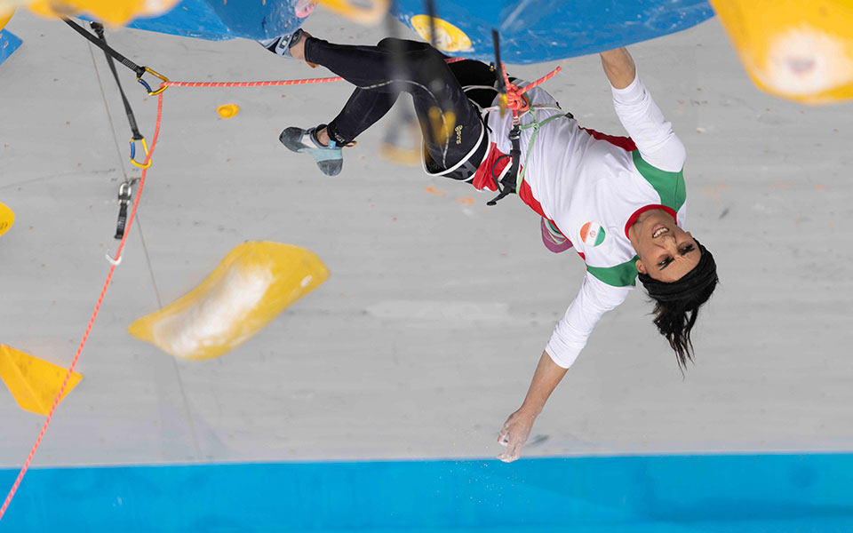 Ελνάζ Ρεκαμπί: Επέστρεψε στην Τεχεράνη η Ιρανή αθλήτρια – Οι εξηγήσεις για το χιτζάμπ-1