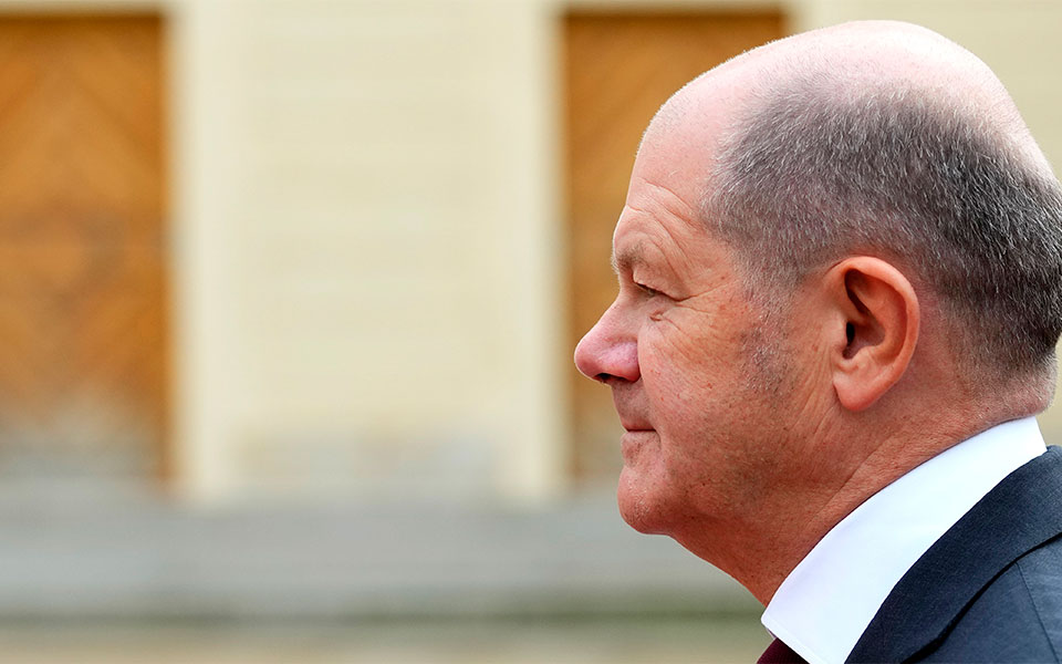 σολτς-μπάιντεν-τηλεφωνική-συνομιλί-562084396