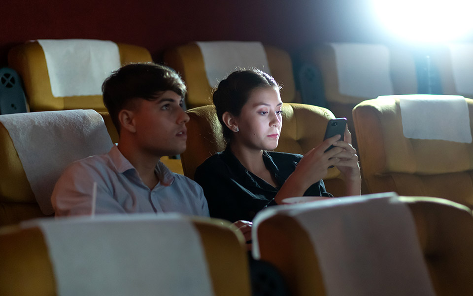 σε-θεατρική-παράσταση-έφηβοι-θεατές-κ-562115674