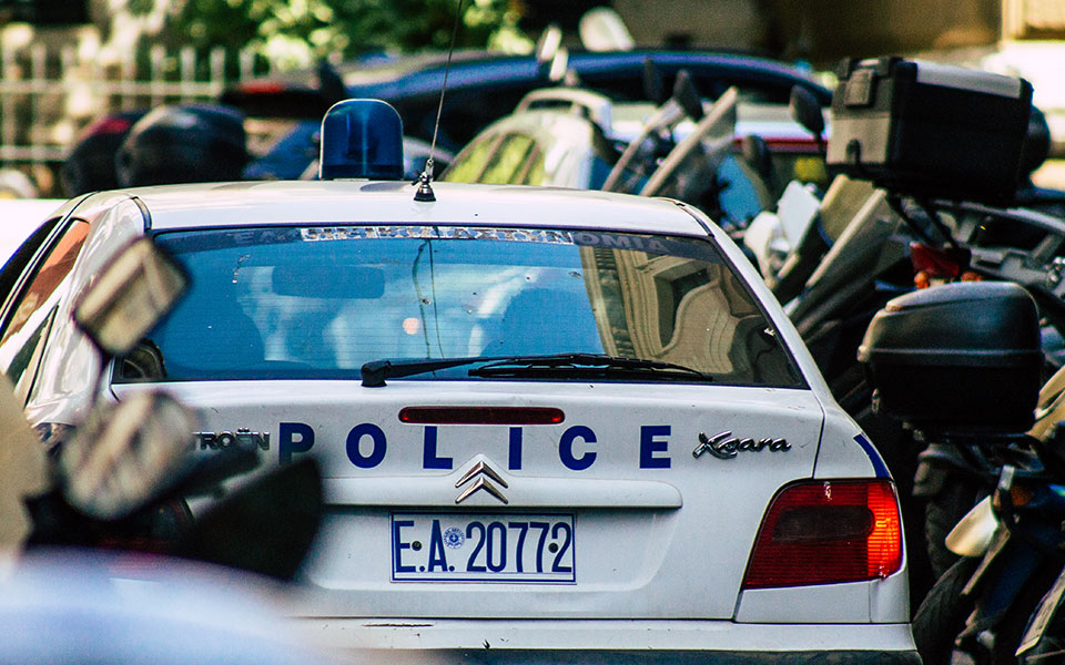 ασπρόπυργος-χειροπέδες-σε-τρία-άτομα-562115911