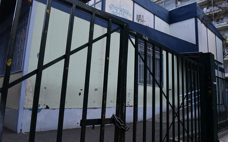 μελίσσια-χειροπέδες-σε-τρεις-ανήλικο-562109647