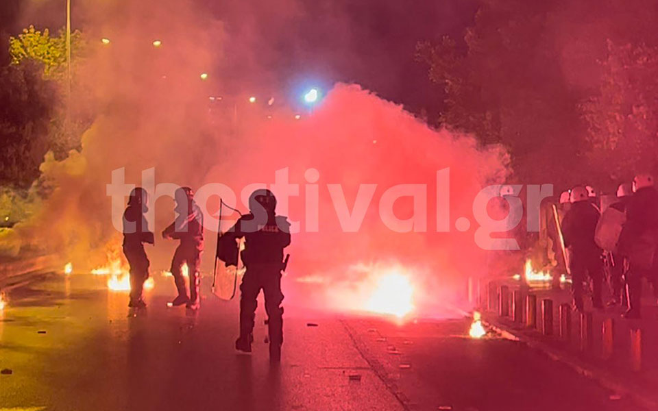 θεσσαλονίκη-επίθεση-με-μολότοφ-σε-διμ-562104931