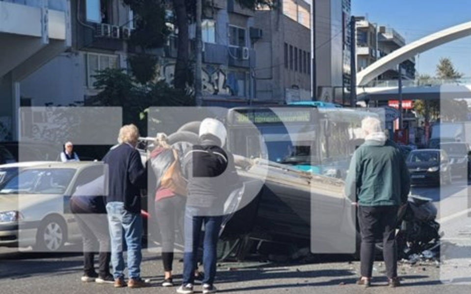 τροχαίο-στην-αγία-παρασκευή-ανετράπη-562100668