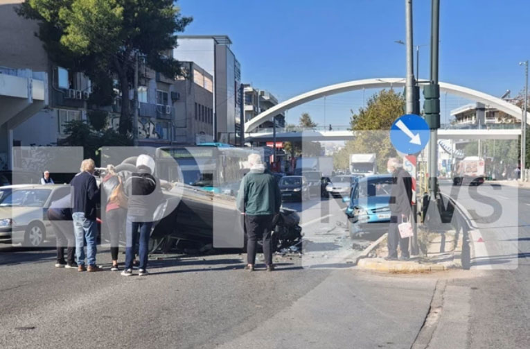 Τροχαίο στην Αγία Παρασκευή: Ανετράπη αυτοκίνητο (εικόνες)-1