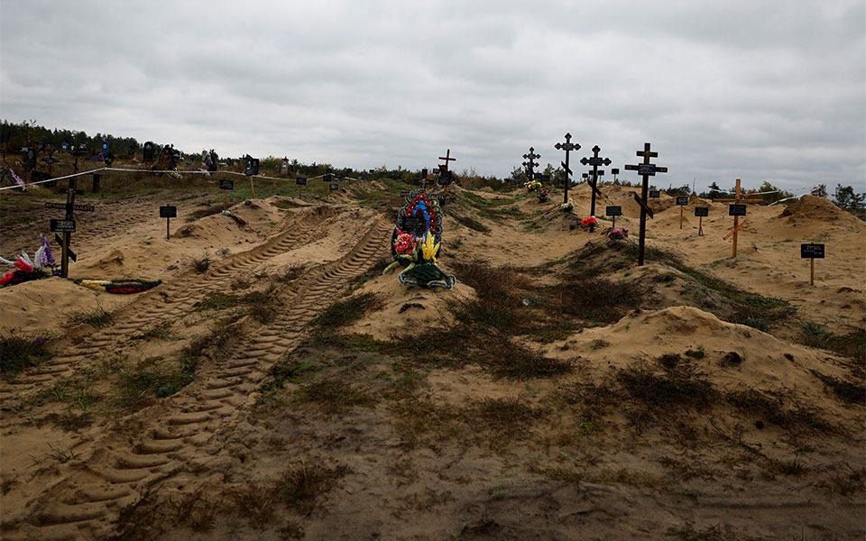 ουκρανία-εκταφή-δεκάδων-αμάχων-που-σκ-562087129