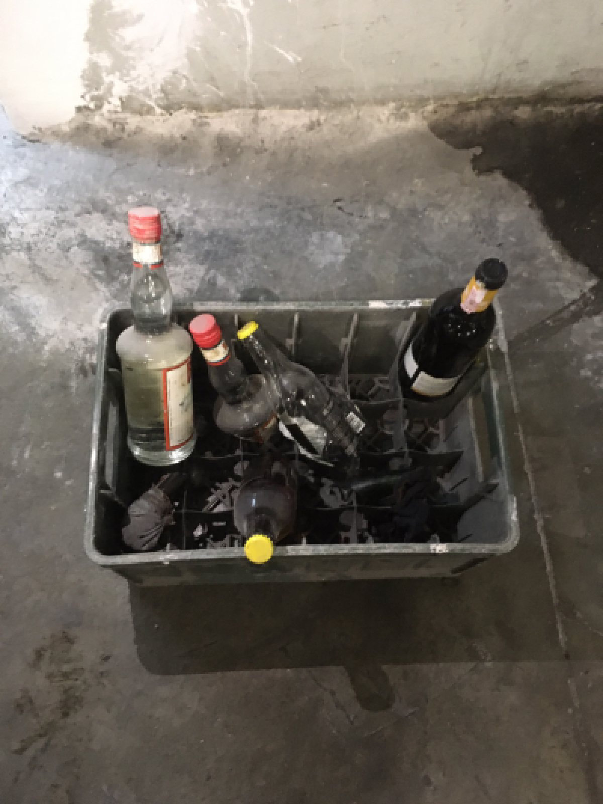 Εξάρχεια: Έφοδος της ΕΛ.ΑΣ. σε εγκαταλελειμμένο κτίριο – Εντοπίστηκαν 100 φιάλες αλκοολούχων ποτών-1