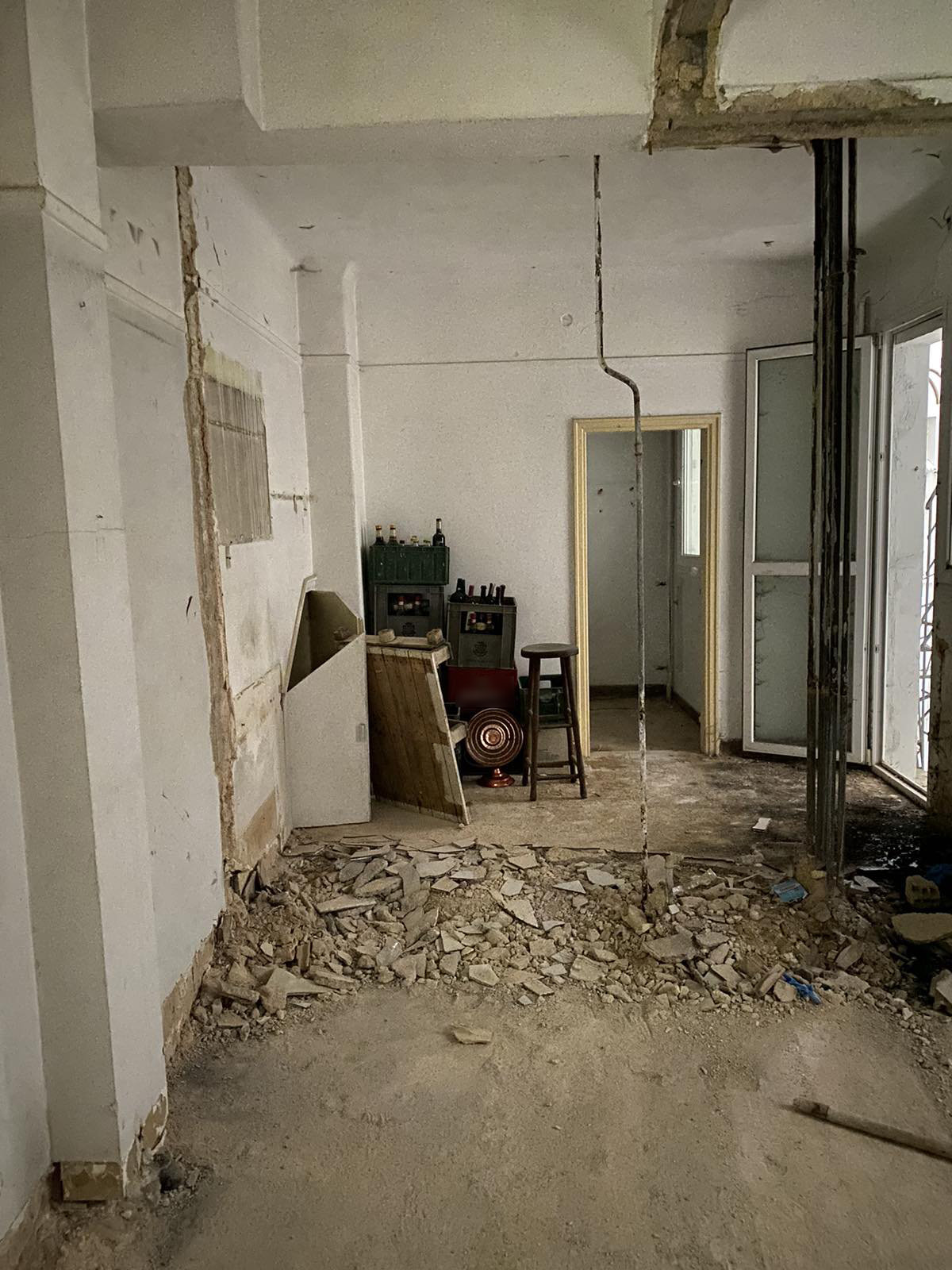 Εξάρχεια: Έφοδος της ΕΛ.ΑΣ. σε εγκαταλελειμμένο κτίριο – Εντοπίστηκαν 100 φιάλες αλκοολούχων ποτών-2