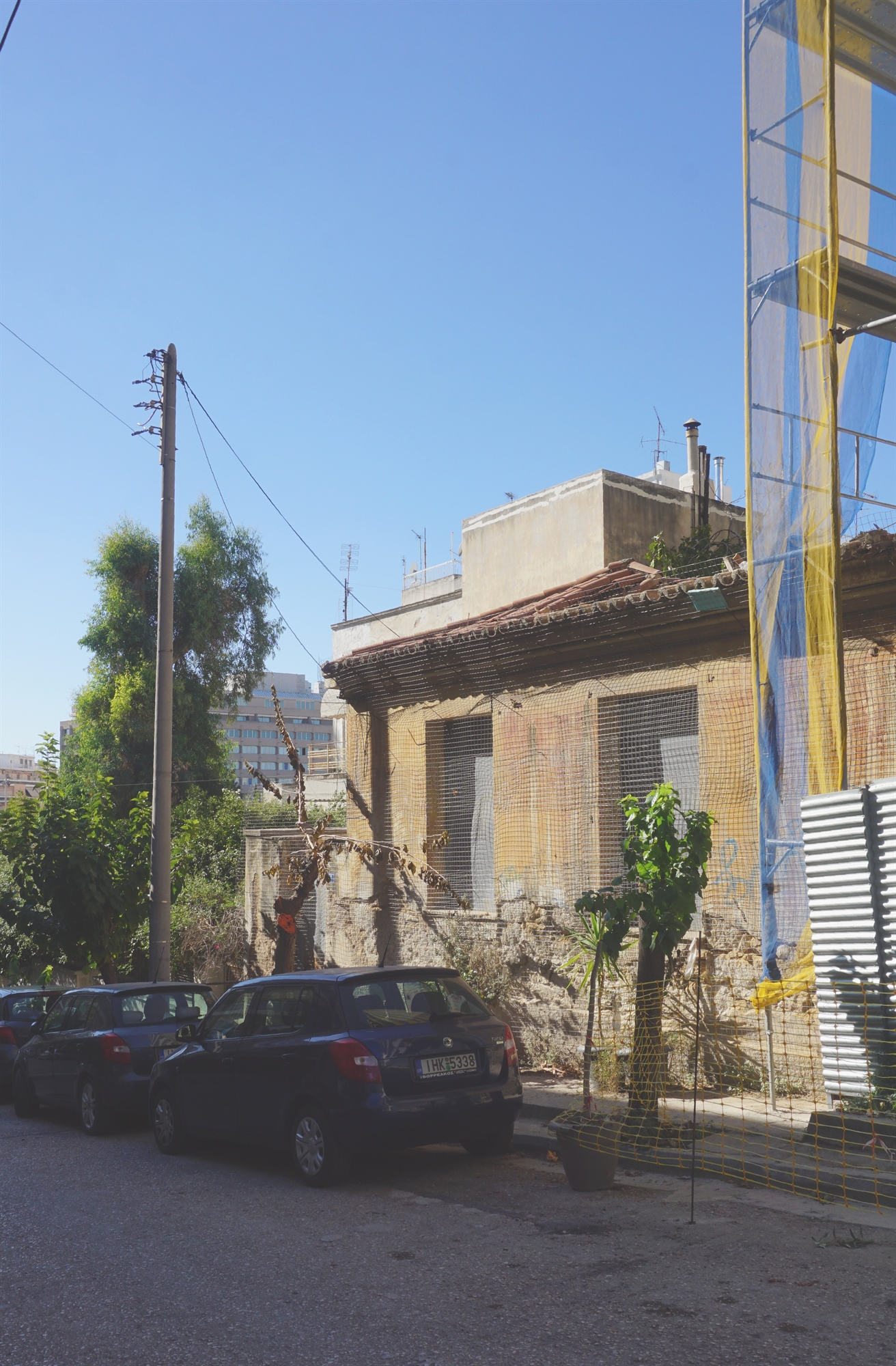 θερμή-αθηναϊκή-ώχρα-και-παλιές-αυλές-σ-562125127