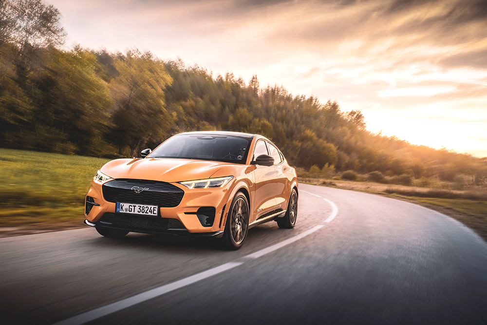 Ford Mustang Mach-E: Ηλεκτρίζει με την παρουσία της-1