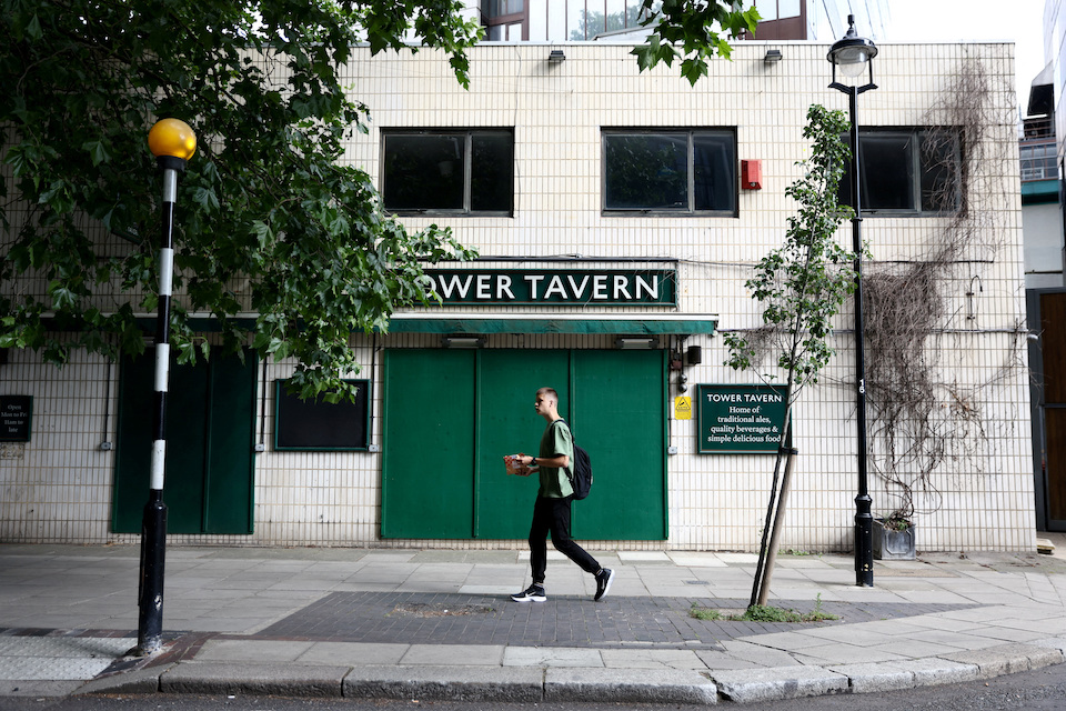 βρετανία-κλείνουν-νωρίτερα-οι-παμπ-γι-562136815