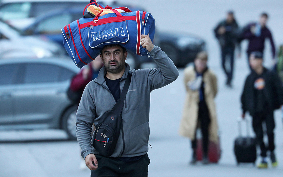 από-τη-ρωσία-με-μετρητά-πώς-ο-πόλεμος-562125349