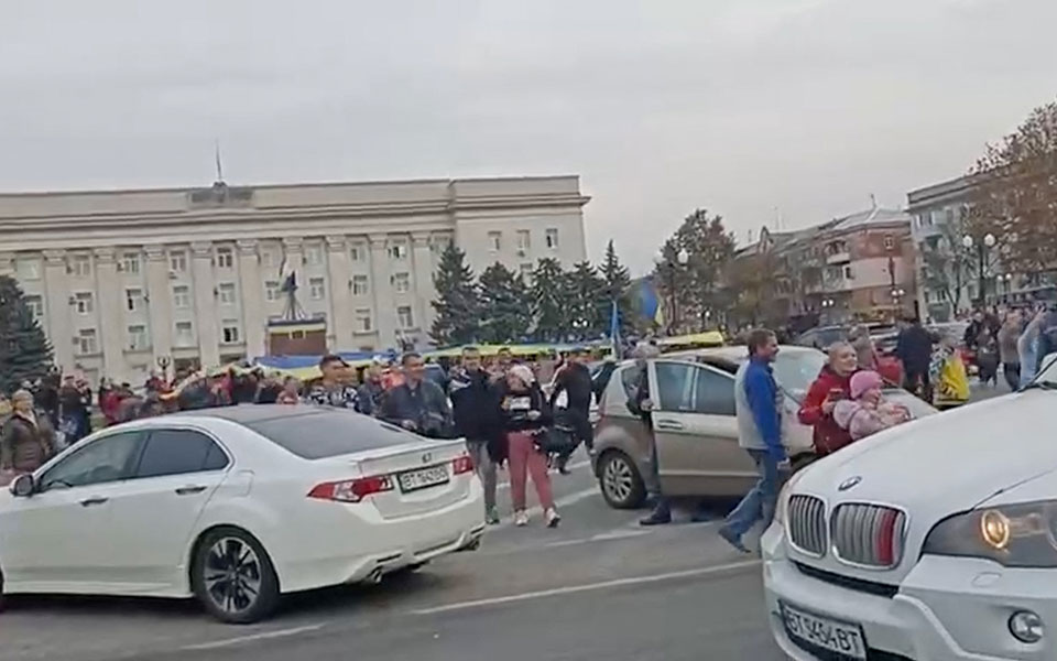 στη-χερσώνα-οι-ουκρανικές-ένοπλες-δυν-562132909