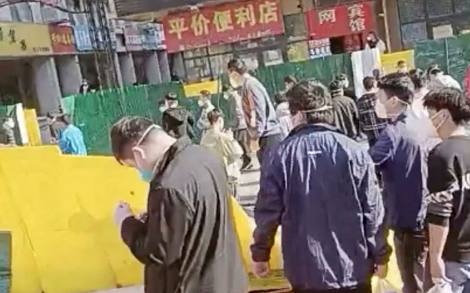 Ταραχές στην Κίνα λόγω της πολιτικής για την COVID-19-1