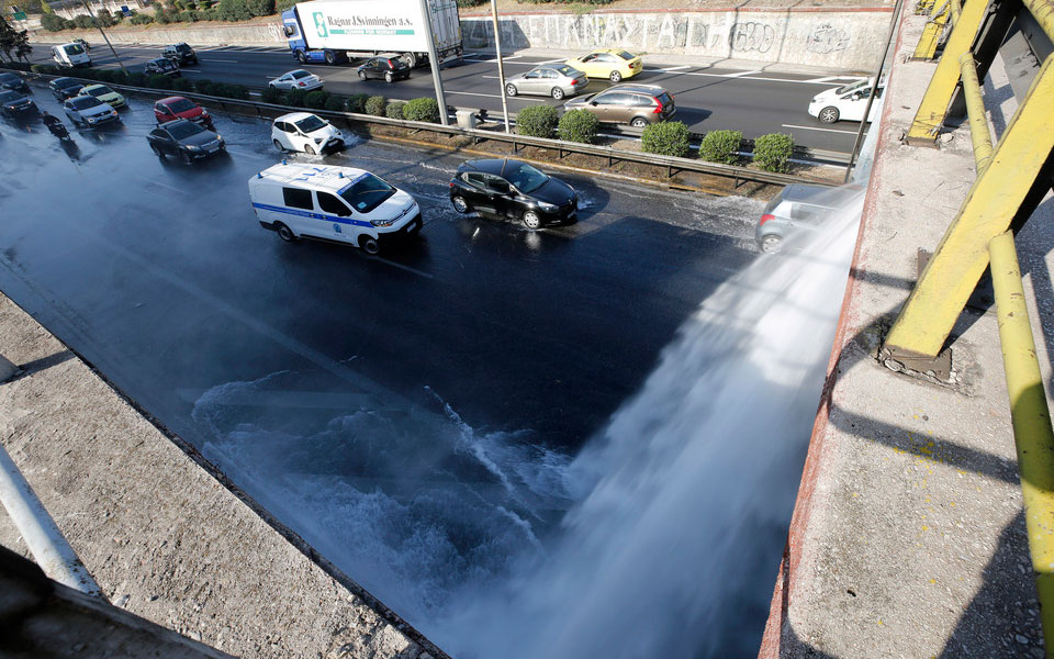Κίνηση τώρα: Μποτιλιάρισμα χιλιομέτρων στον Κηφισό – Πώς έσπασε ο αγωγός νερού (φωτογραφίες)-8