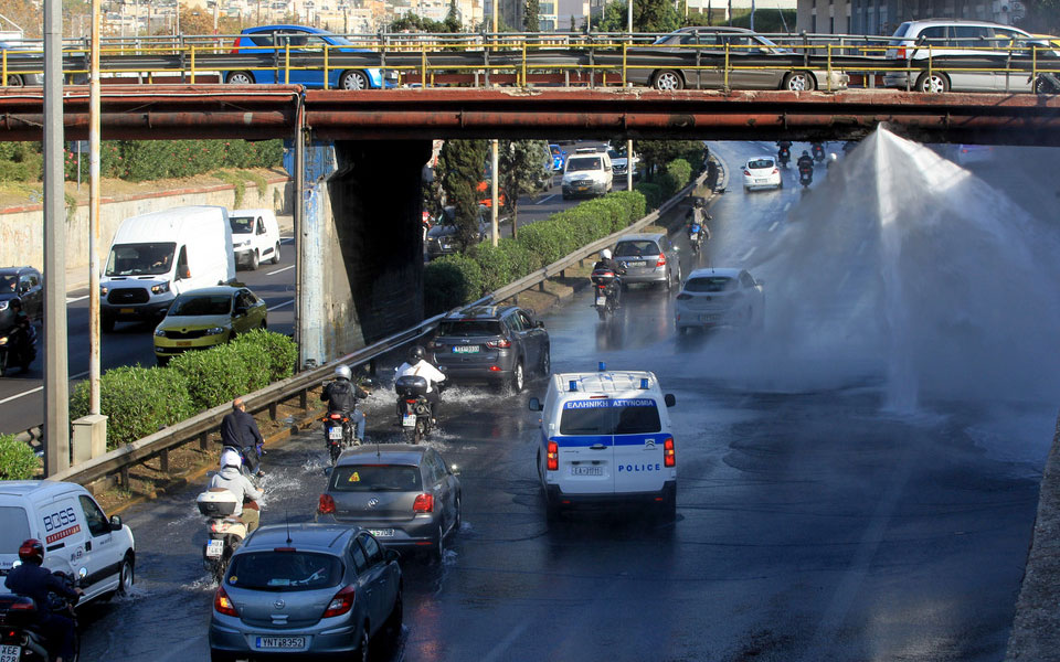 Κίνηση τώρα: Μποτιλιάρισμα χιλιομέτρων στον Κηφισό – Πώς έσπασε ο αγωγός νερού (φωτογραφίες)-2
