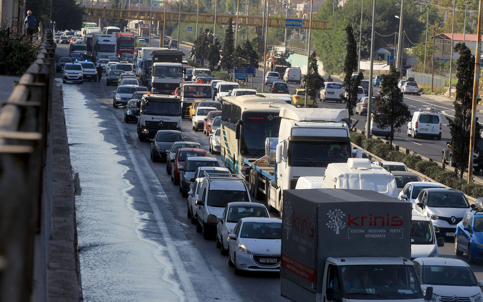 Κίνηση τώρα: Μποτιλιάρισμα χιλιομέτρων στον Κηφισό – Πώς έσπασε ο αγωγός νερού (φωτογραφίες)-7