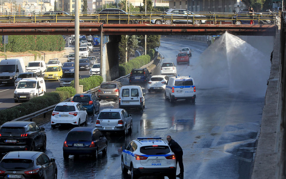 Κίνηση τώρα: Μποτιλιάρισμα χιλιομέτρων στον Κηφισό – Πώς έσπασε ο αγωγός νερού (φωτογραφίες)-1