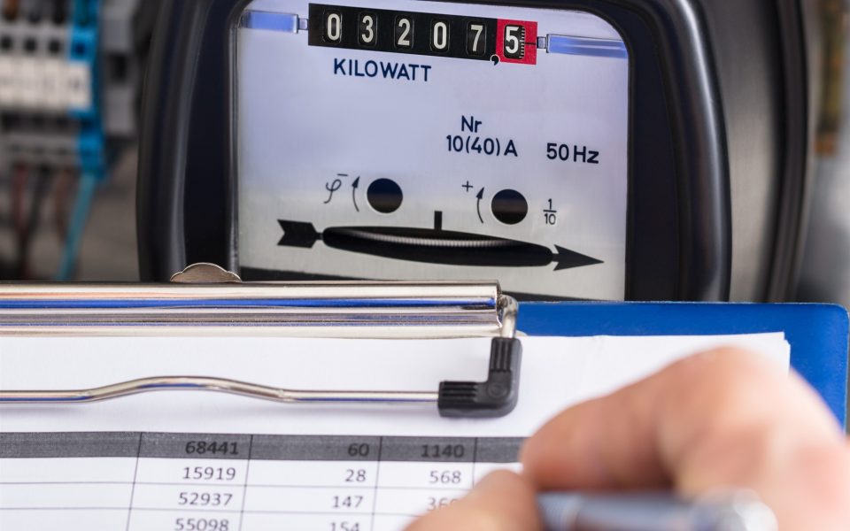 ηλεκτρικό-ρεύμα-από-285-έως-398-λεπτά-kwh-οι-τι-562149136