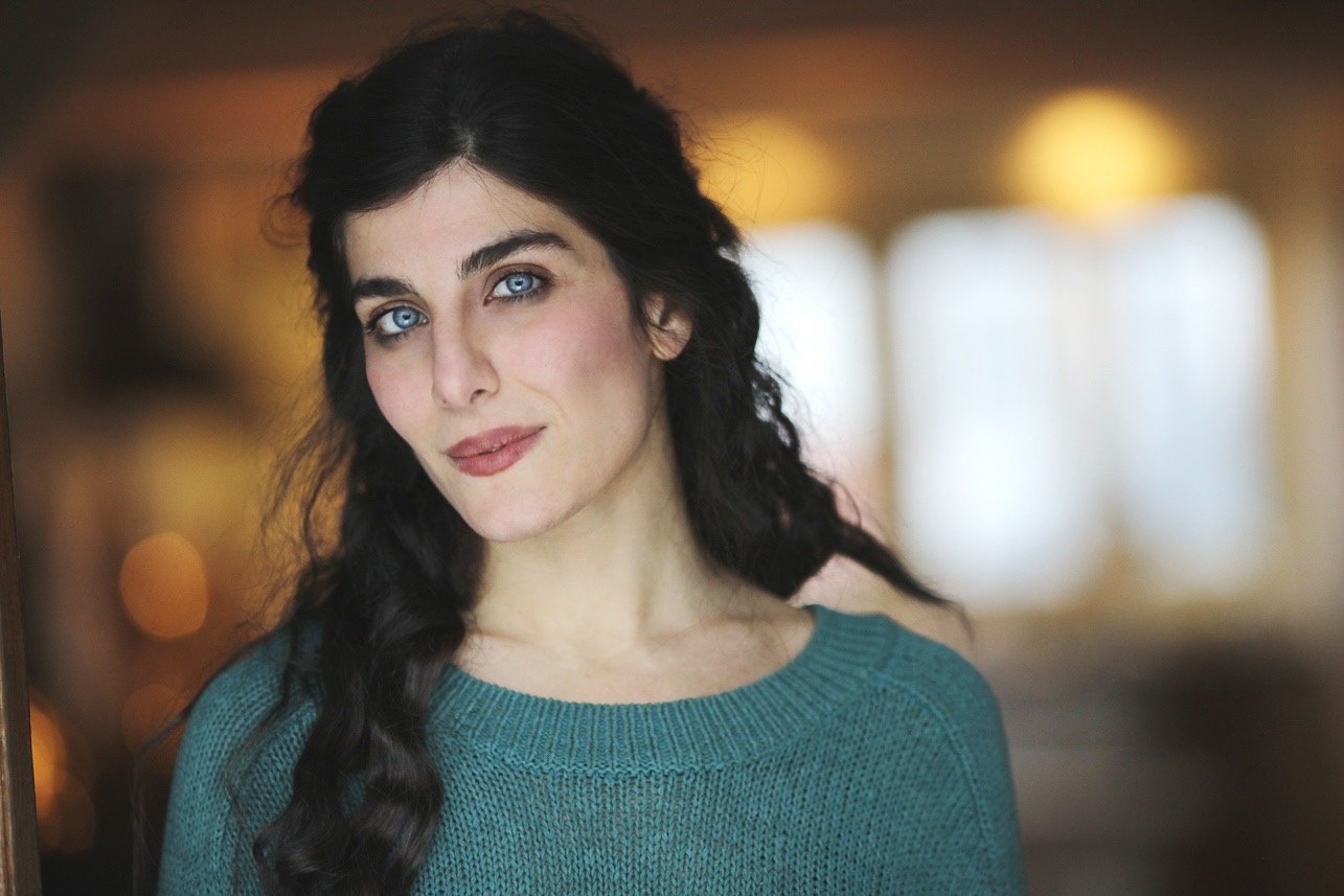 Η Γαλλοϊρανή ηθοποιός Μίνα Καβάνι στην «Κ»: «Είμαι η φωνή όσων δεν ακούγονται»-1