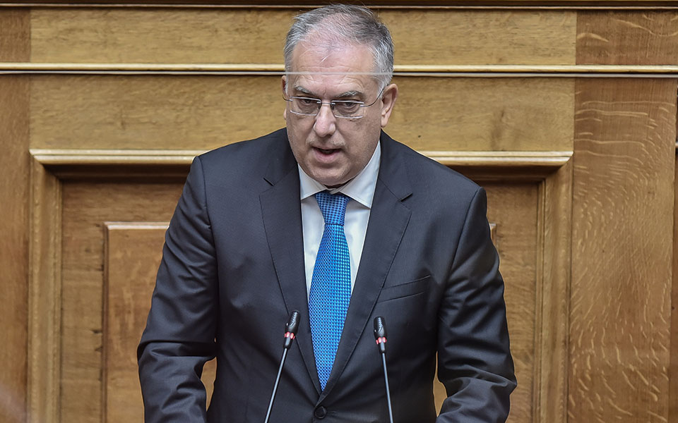 θεοδωρικάκος-σε-τσατακλί-αδιάντροπο-562138333