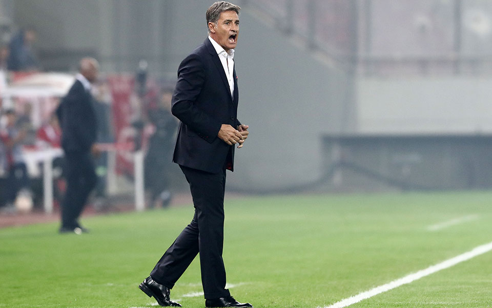 αναζητεί-κόκκινο-φράγμα-στο-πράσι-562125379