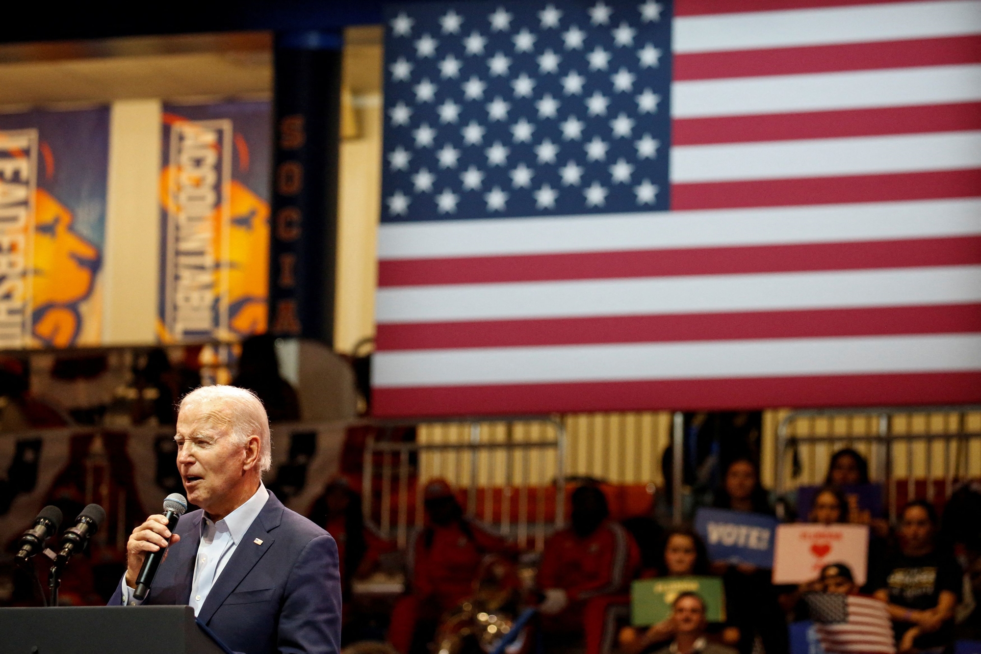 με-σημαία-τη-δημοκρατία-η-ομιλία-μπάιν-562120054