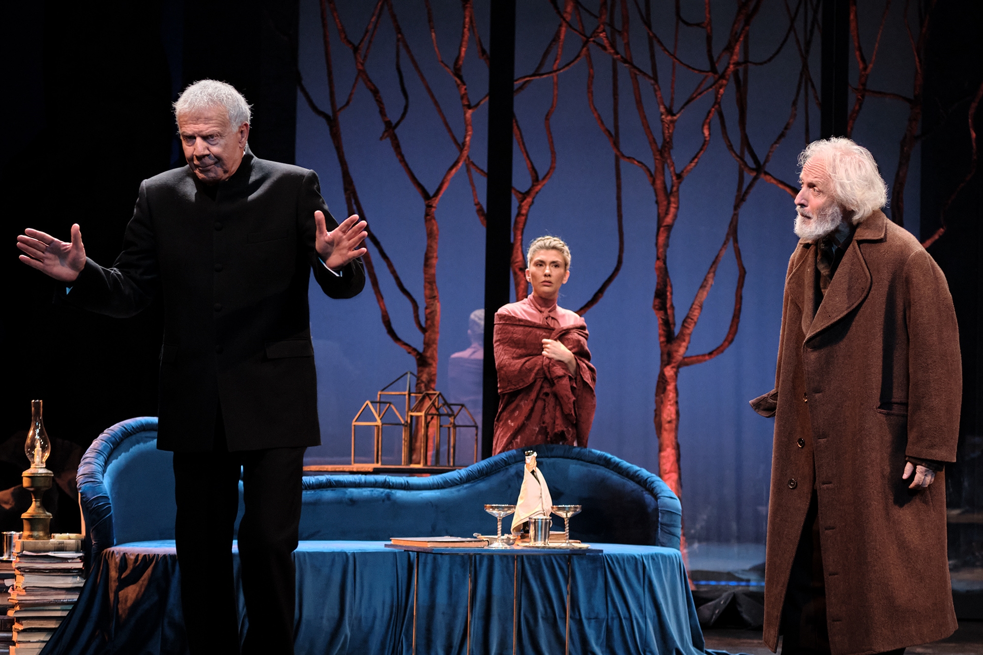 «Βρικόλακες»: Πίσω από τις βελούδινες κουρτίνες-1