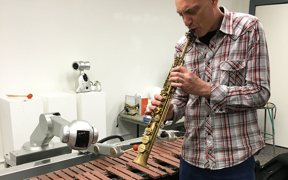 αυτοσχεδιάζοντας-τζαζ-παρέα-με-το-ρομ-562119214