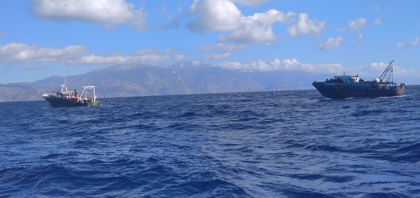 Κρήτη: Καρέ-καρέ η επιχείρηση διάσωσης των 483 μεταναστών στην Παλαιόχωρα-1