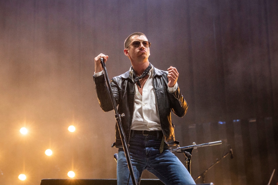 arctic-monkeys-και-γιώργος-νταλάρας-στο-ίδιο-φεστι-562160803