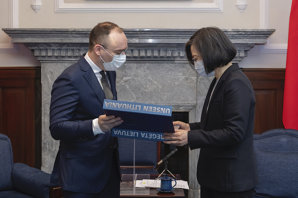 λιθουανία-eγκαινίασε-εμπορικό-γραφεί-562126687