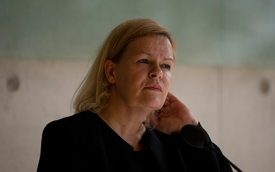 θερμός-διάλογος-σοϊλού-φέζερ-για-562149292