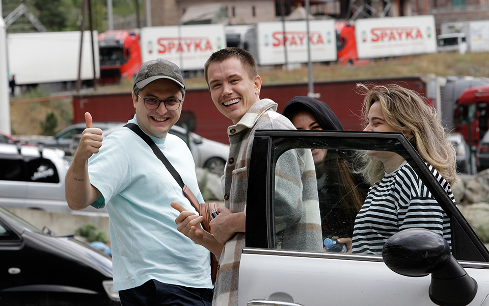 Από τη Ρωσία με… μετρητά: Πώς ο πόλεμος άλλαξε(;) την οικονομία ενός μικρού «γείτονα»-2